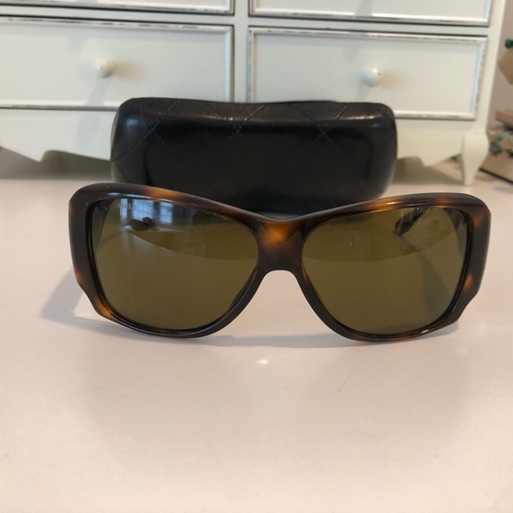 CHANEL Vintage Tortoise Rhinestone Logo Sunglasses 5096-B - Picture 10 of 14